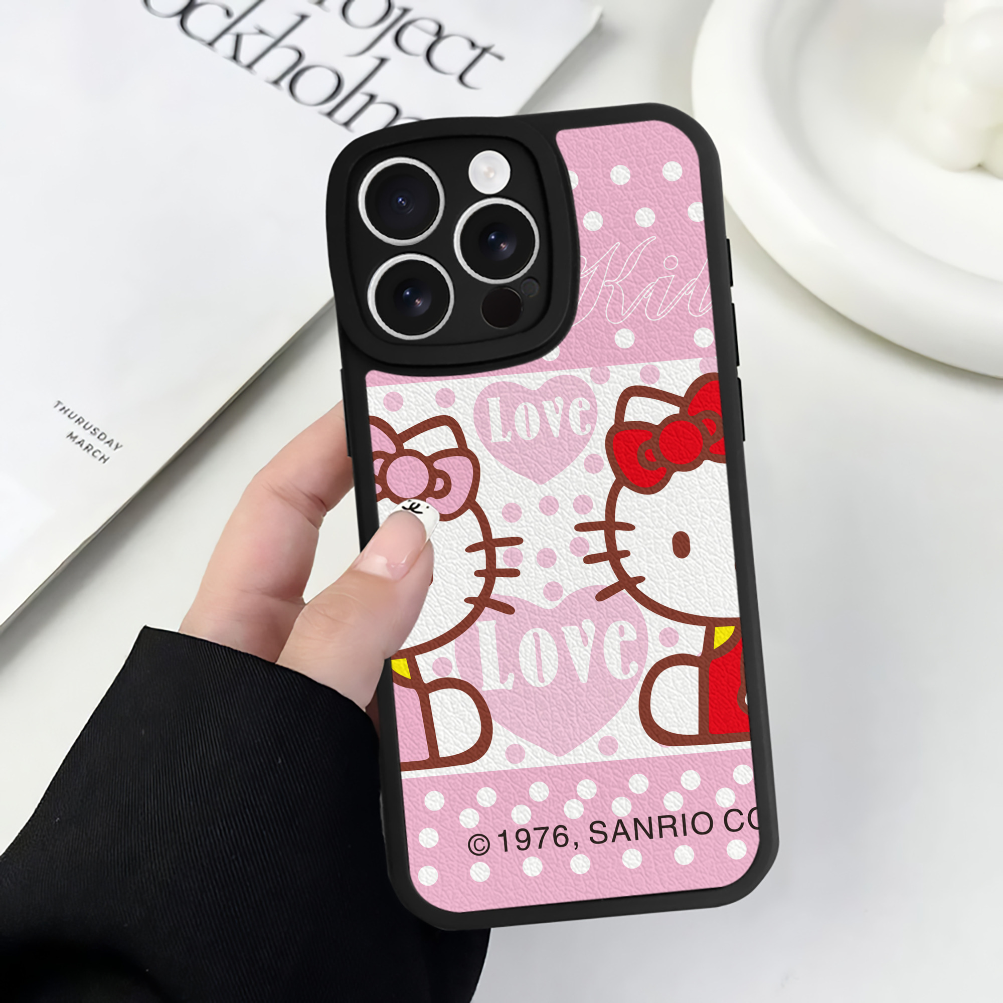 （画像用） Hello Kitty ハローキティ 【iPhone 16シリーズ対応】シリコンスマホケース（レザー調） 材質：シリコン